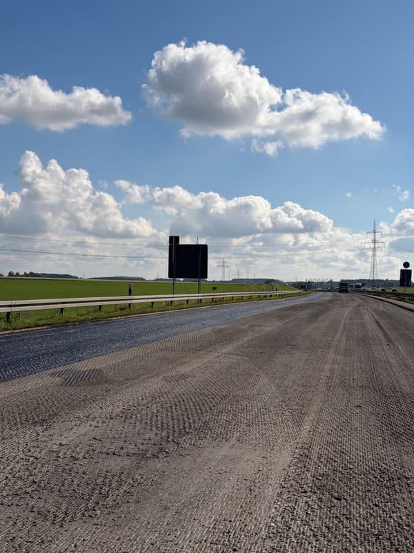 Bauphase 2: Gefräste Fahrbahn mit Bindemittel