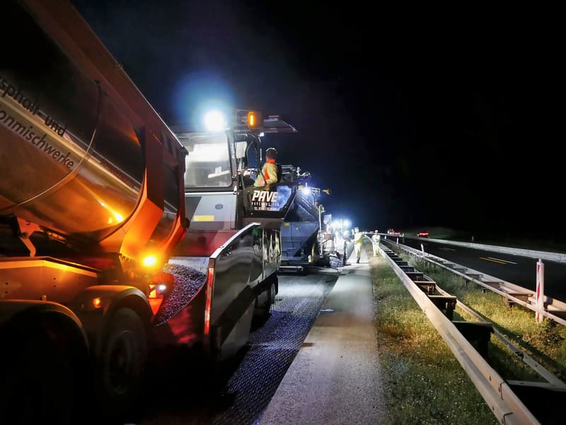 Deckenerneuerung A 7 Nersingen – Hittistetten: Fertiger im Nachteinbau