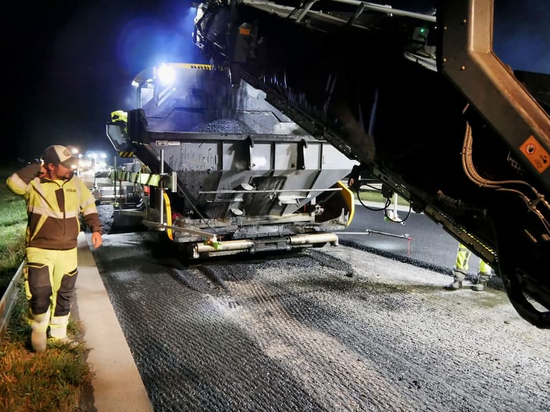 A 7: Asphalteinbau in der Nachtschicht