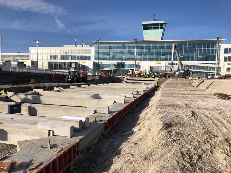 S-Bahn-Tunnel Erdinger Ringschluss am Flughafen München: Baugrube vor dem Terminal 2