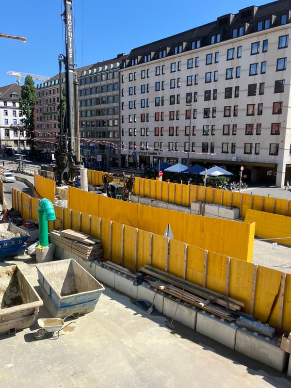 Bauzeitlicher Zugang U4/U5 am Hauptbahnhof München: Inselbaustelle Bayerstraße