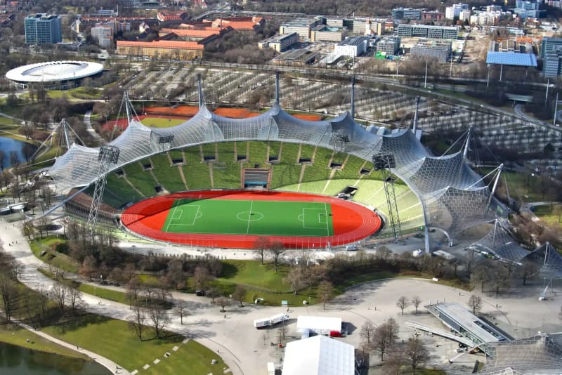 Olympiapark München – Schnittstellenkoordination: Olympiastadion mit Laufbahn und Zeltdach aus der Luft