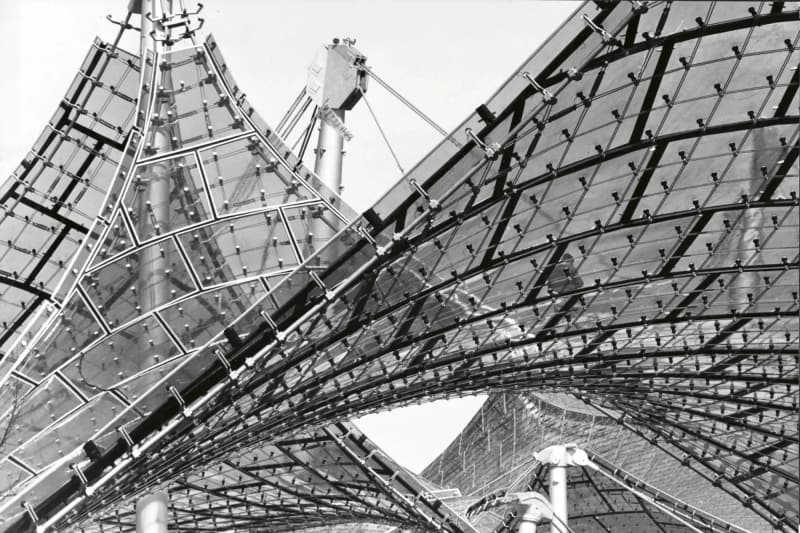 Olympiapark München – Schnittstellenkoordination: Seilnetz mit Acrylglasplatten, historische Aufnahme