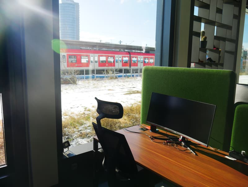 Arbeitsplatz am Fenster, davor die S-Bahn