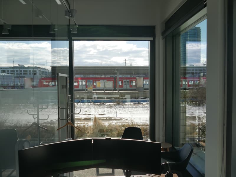 Besprechungsecke mit Blick auf den Bahnsteig