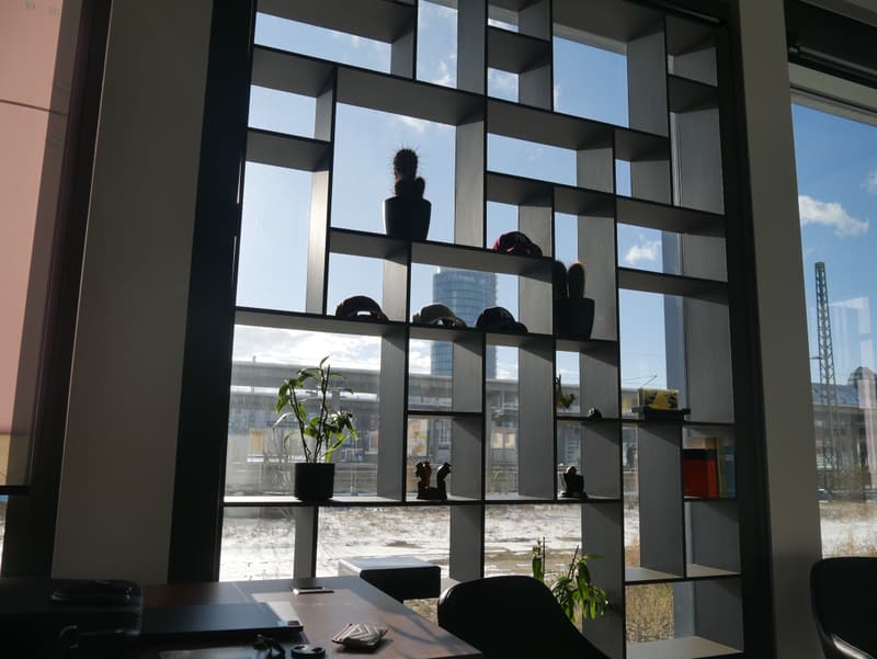 Regalwand vor der Fensterfront