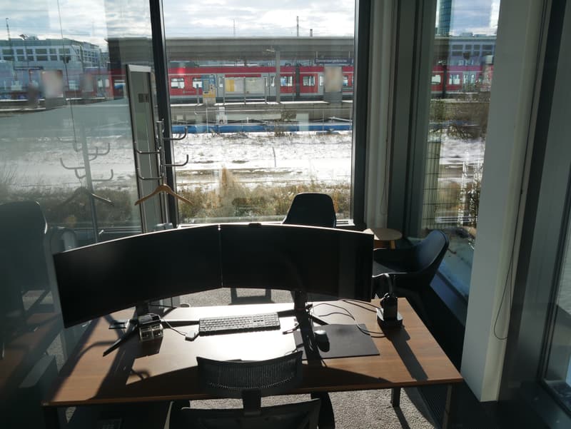 Blick aus dem Büro auf die S-Bahn-Haltestelle Donnersberger Brücke
