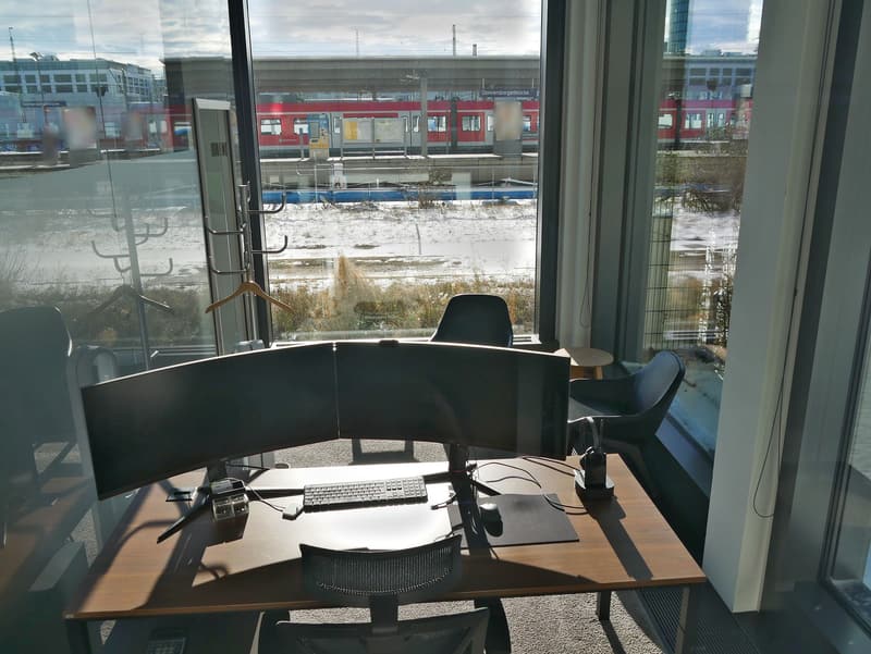 Blick aus dem Stadtbüro auf die S-Bahn-Haltestelle Donnersberger Brücke
